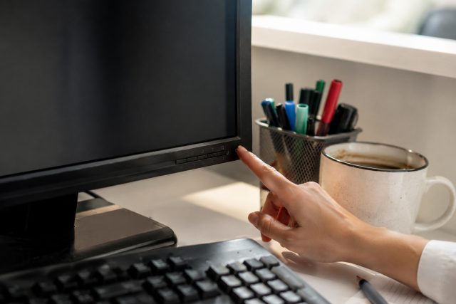 Monitor nesvítí! Detektivka o jednom knoflíku